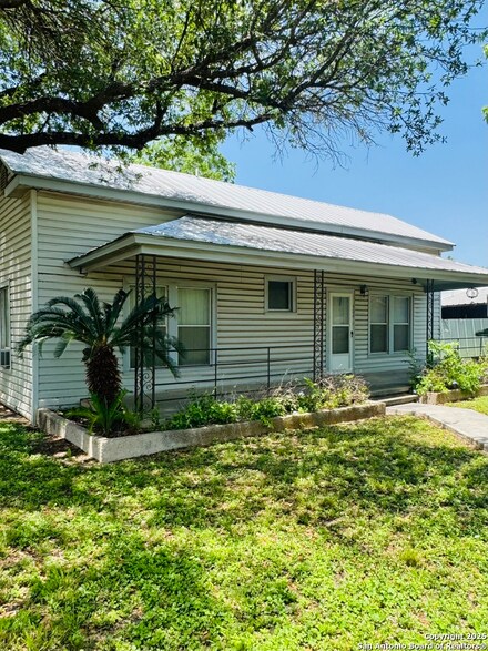 000 E Fannin St, Uvalde, TX 78801