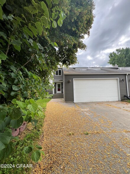 1615 Rider Rd, Grand Forks, ND 58201