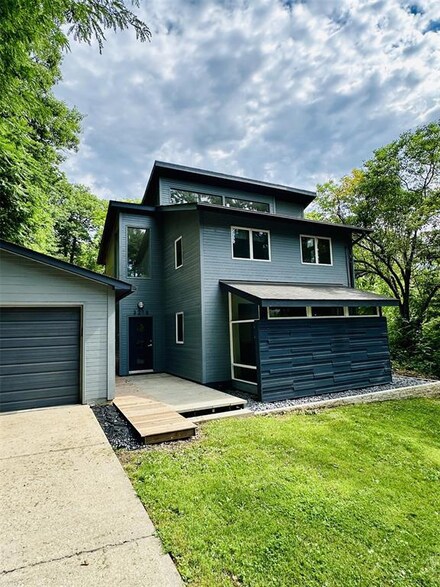 3215 Saint Johns Rd, Des Moines, IA 50312
