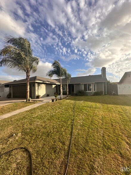 2142 Chaparral Dr, Delano, CA 93215