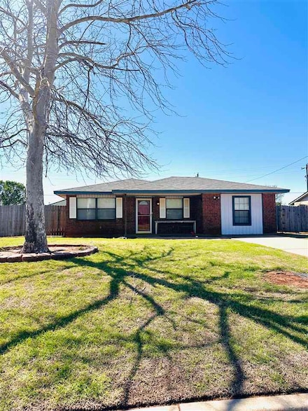 212 Cherokee St, Geronimo, OK 73543