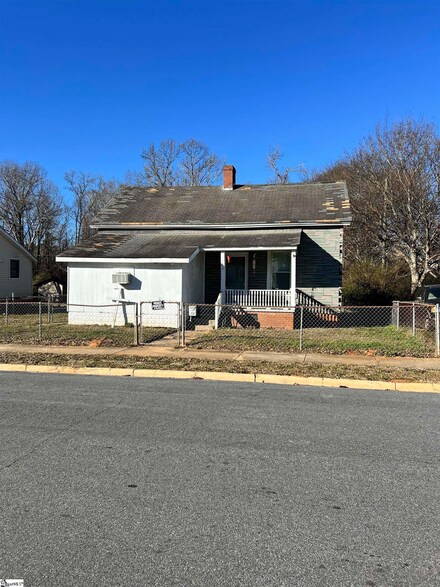 100 Beauregard St, Clinton, SC 29325