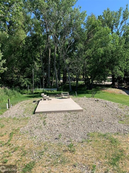 5094 County Public Rd, Brooklyn, IA 52211