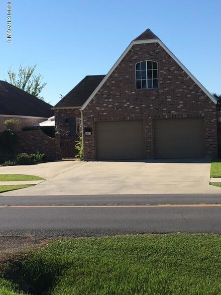 1327 Dulles Dr, Lafayette, LA 70506