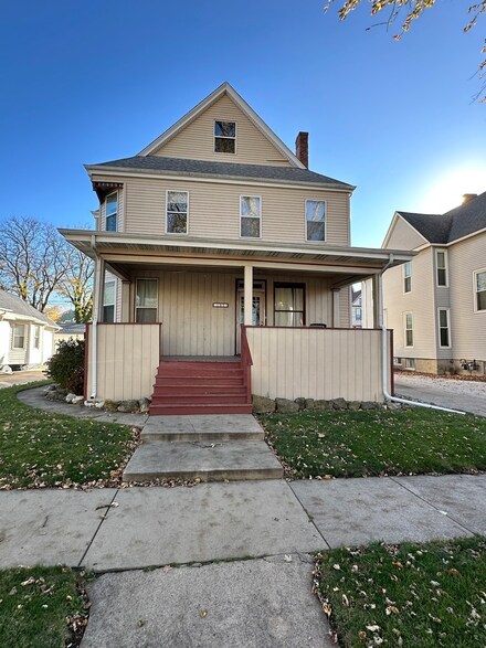 805 E Front St, Bloomington, IL 61701