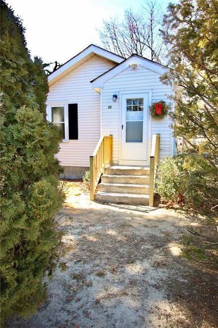 22 Bennett St, Warwick, RI 02889