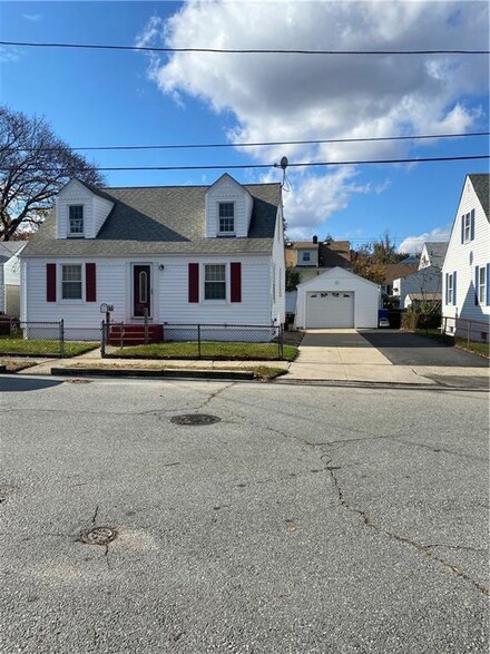 60 Aetna St, Cranston, RI 02910