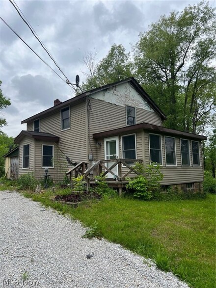 5933 Lakewood Rd, Ravenna, OH 44266