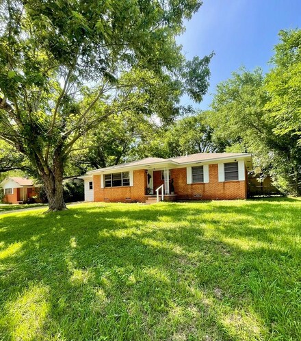 205 Cedarview Dr, Palestine, TX 75803