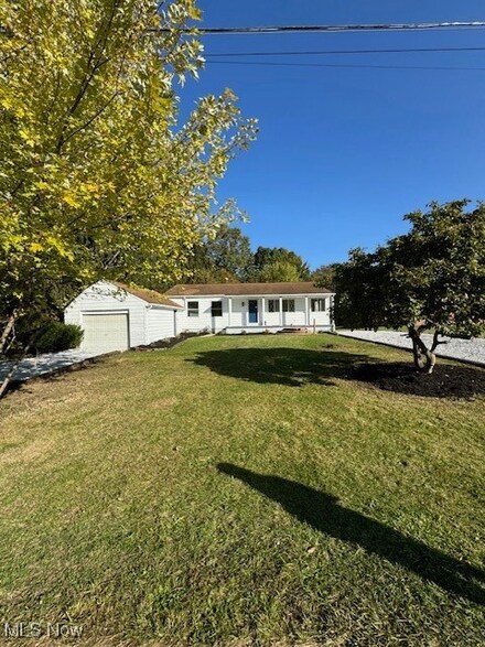 5425 Lesh St, Louisville, OH 44641