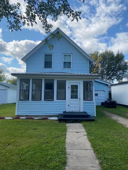 307 3rd Ave SE, Baudette, MN 56623