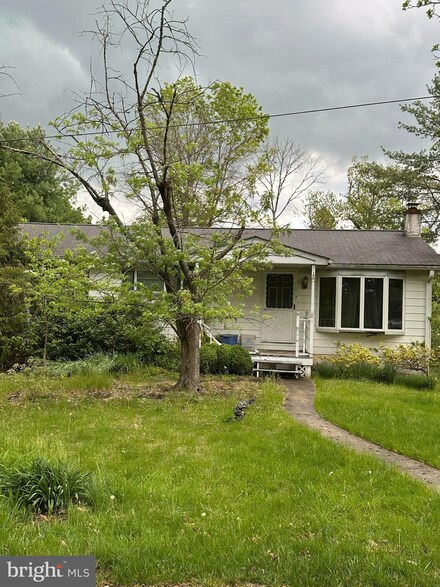 4 Perkiomen Ave, Schwenksville, PA 19473