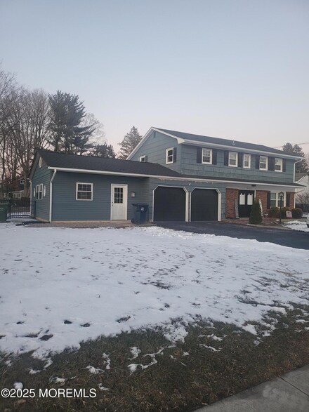 2 Leshin Ln, Hightstown, NJ 08520