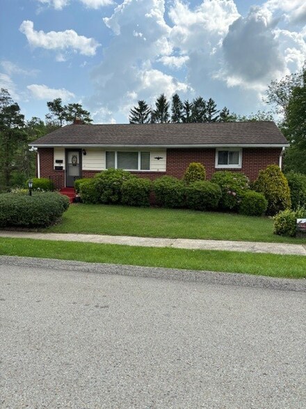 72 Mayflower Dr, Uniontown, PA 15401