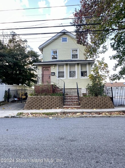 226 Harbor Rd, Staten Island, NY 10303