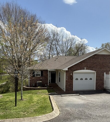 135 Eastdale Ln, Dickson, TN 37055