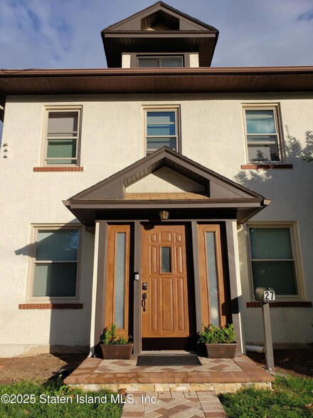 27 Tompkins Cir, Staten Island, NY 10301