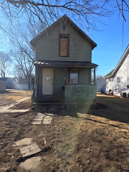 909 W 6th St, Sterling, IL 61081