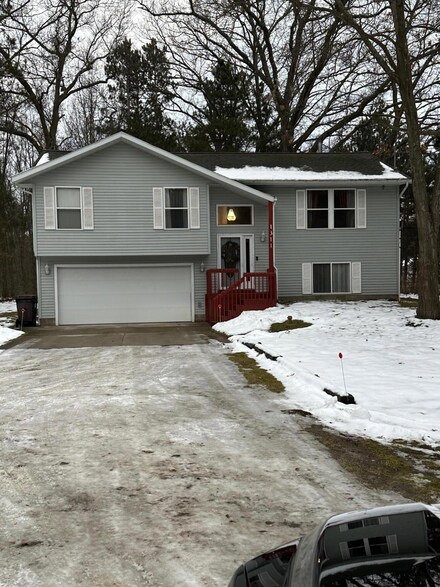 1311 W River Rd, Muskegon, MI 49445