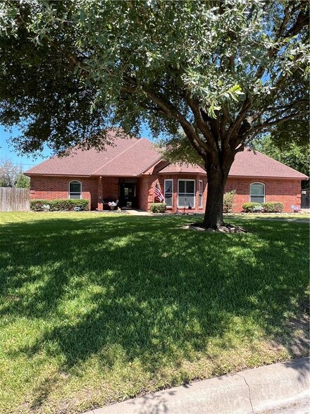 330 April Ln, Hewitt, TX 76643