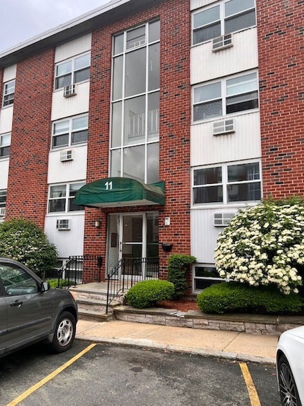 11 Commonwealth Ct Unit 9, Boston, MA 02135