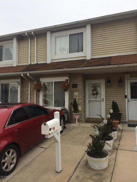 12 Doreen Dr, Staten Island, NY 10303