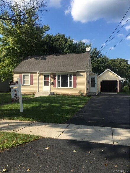 82 Ashwood Dr, Rochester, NY 14609