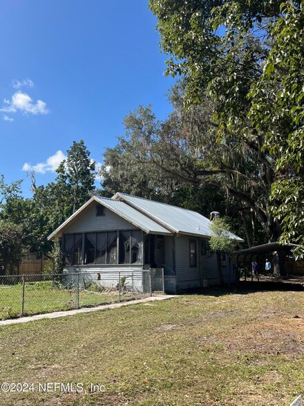 320 S Main St, Crescent City, FL 32112