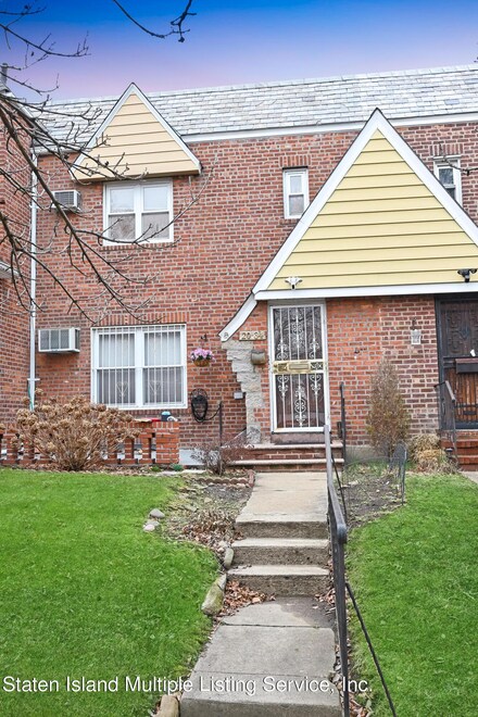 20-34 36th St, Astoria, NY 11105