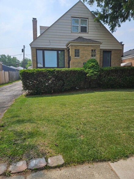 2436 Spruce St, River Grove, IL 60171