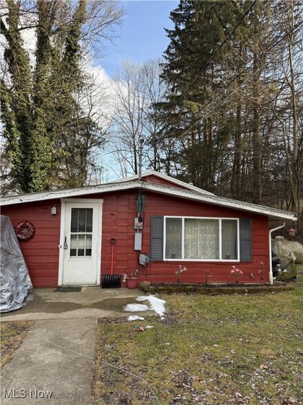 2976 Howenstine Dr SE, East Sparta, OH 44626