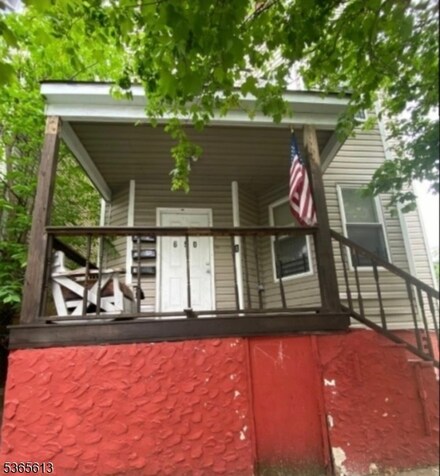 650 S 18th St, Newark, NJ 07103
