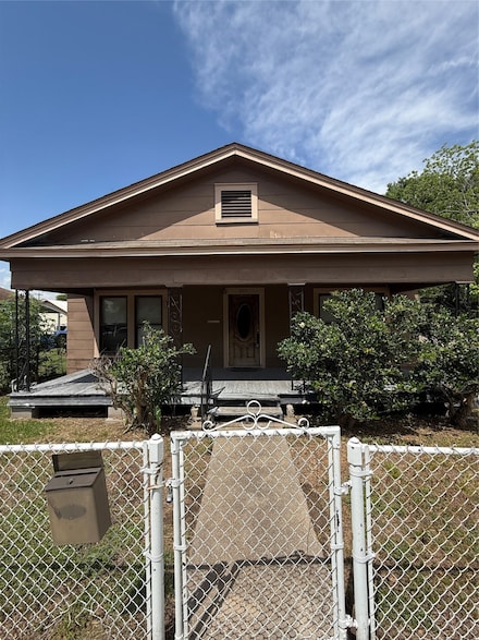 222 E Adoue St, Baytown, TX 77520