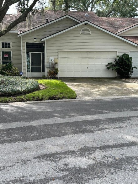 1549 Lake Heron Dr, Lutz, FL 33549