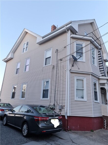 141 Burnett St, Providence, RI 02907