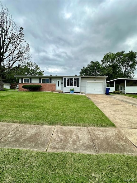 660 Crabapple Ln, Florissant, MO 63031