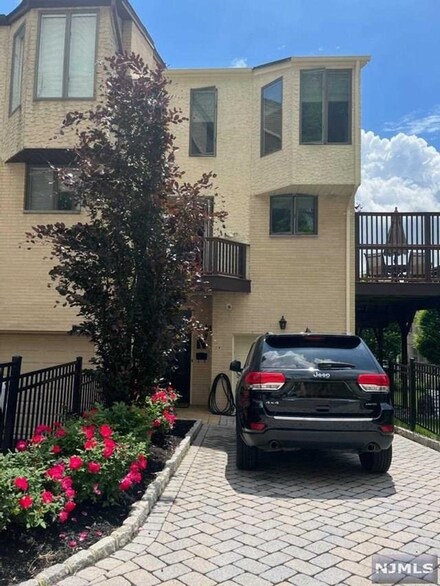 10 Veterans Way, Edgewater, NJ 07020