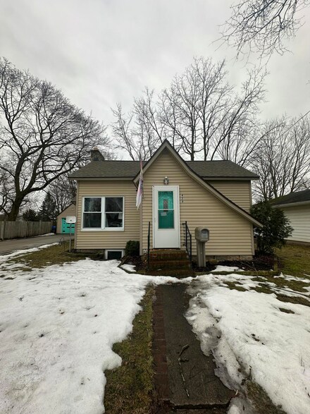 428 W Oak St, Fremont, MI 49412
