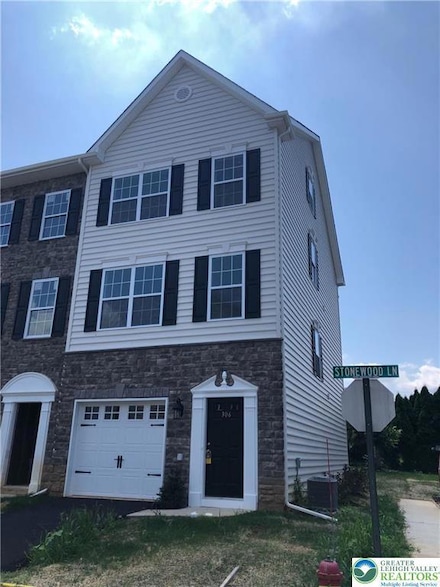 306 Stonewood Ln, Hellertown, PA 18055