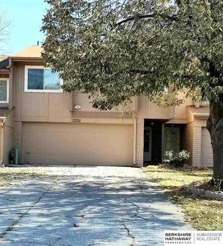 8707 Meadows Pkwy, Omaha, NE 68138