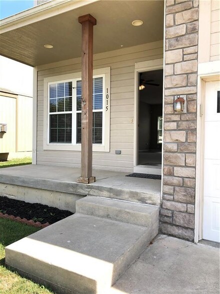 1015 Tamarisk Dr, Leavenworth, KS 66048