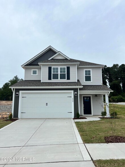 500 Burgundy Dr, Southern Pines, NC 28387