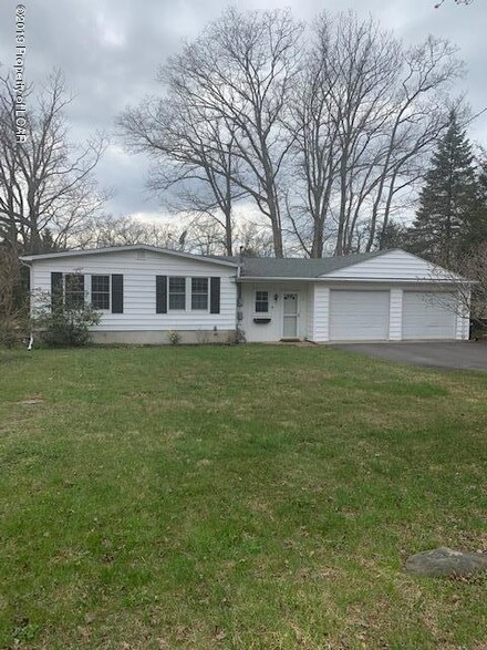 15 Yeager Rd, Mountain Top, PA 18707