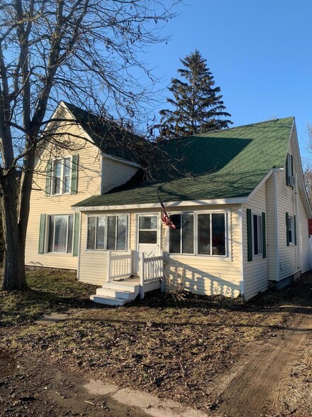 205 E Van Buren St, Gobles, MI 49055