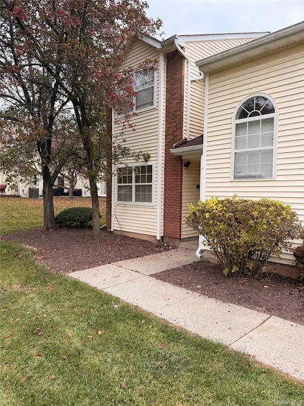 25 Woodlake Dr, Middletown, NY 10940