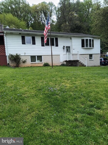 785 Locust St, Mount Wolf, PA 17347