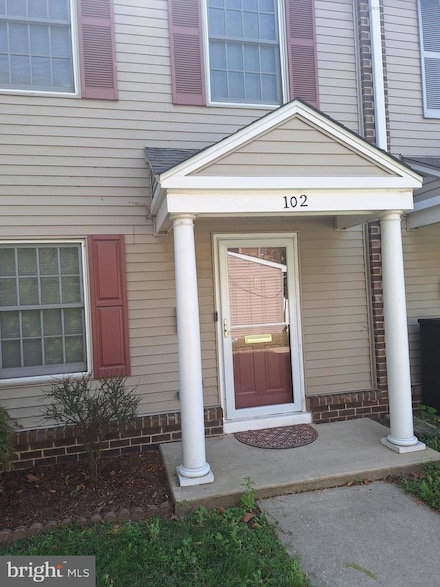 102 Royal Court Ln, Camden, NJ 08103