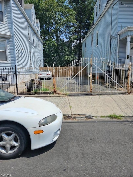 892 S 18th St, Newark, NJ 07108
