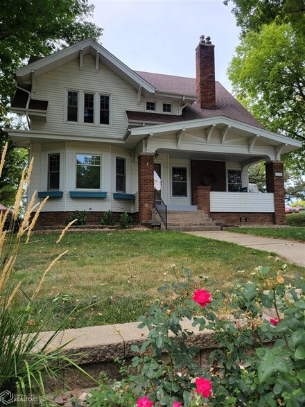 220 S Court St, Carroll, IA 51401