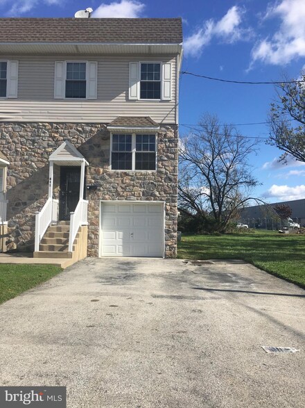 815 School Ln, Folcroft, PA 19032